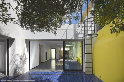 Rénovation d’une maison à Bompard Marseille 13007 avec patio en zelliges bleus et olivier