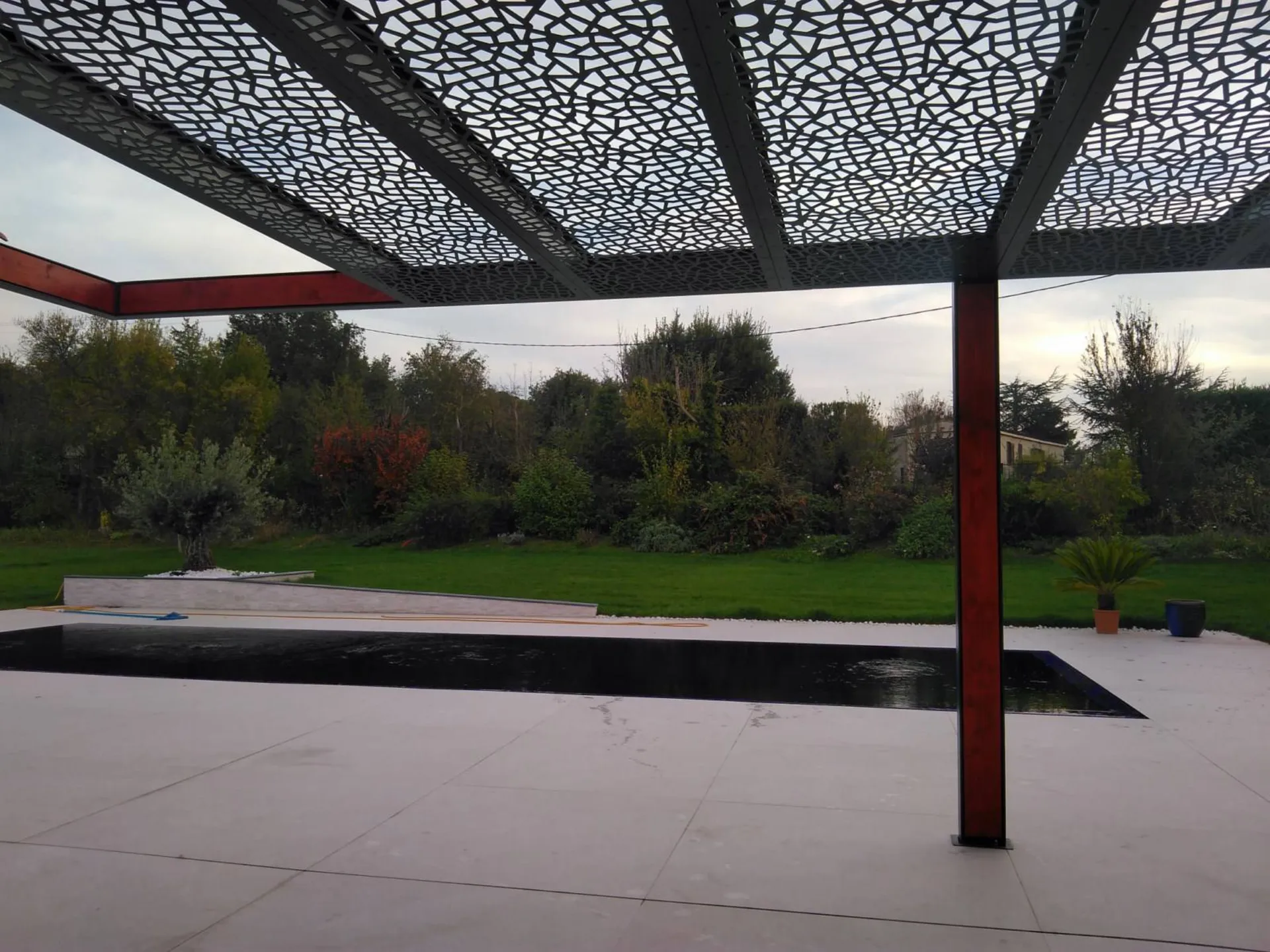 Thermolaquage d'une Pergola IPN / Bois rouge réalisé par GIANI Olivier