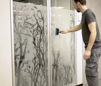 Création de logos et identité visuelle sur vitrages à Yverdon-les-Bains pour entreprises et showrooms