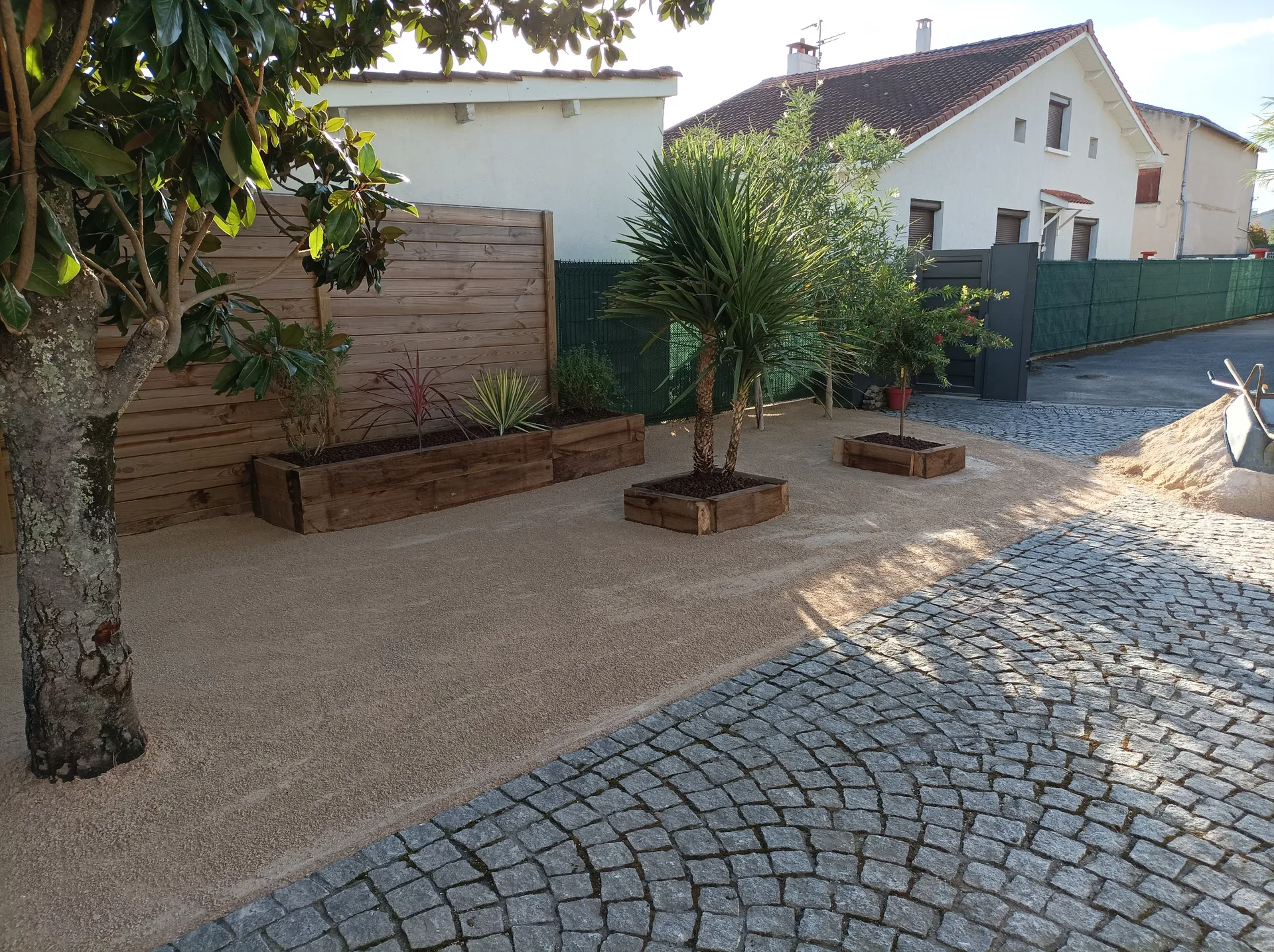 A Toulouse quartier St Simon, massifs, parking et tour de propreté ont été réalisés.