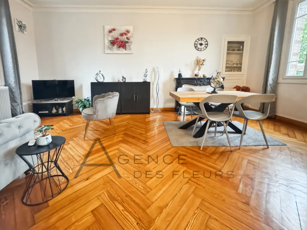 A vendre, maison bourgeoise de 155 m² sur un terrain d'environ 410 m² située à Oissel