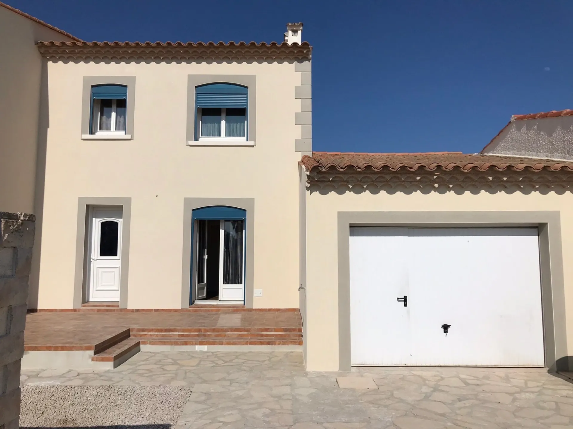 Rénovation des façades en finition gratté fin d’une maison située à Frontignan entre Sète et Montpellier 