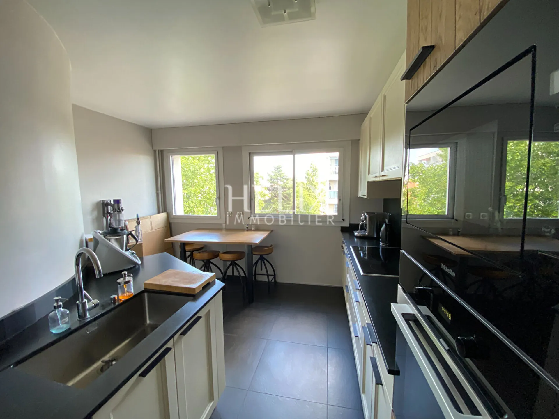 Le Pecq quartier Canada - Un vaste appartement 5 pièces de 114m² avec une vue imprenable sur la Seine et la verdure, de très beaux volumes et à seulement 13 minutes à pied du RER A