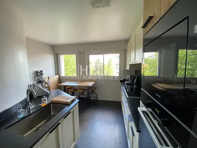 Le Pecq quartier Canada - Un vaste appartement 5 pièces de 114m² avec une vue imprenable sur la Seine et la verdure, de très beaux volumes et à seulement 13 minutes à pied du RER A