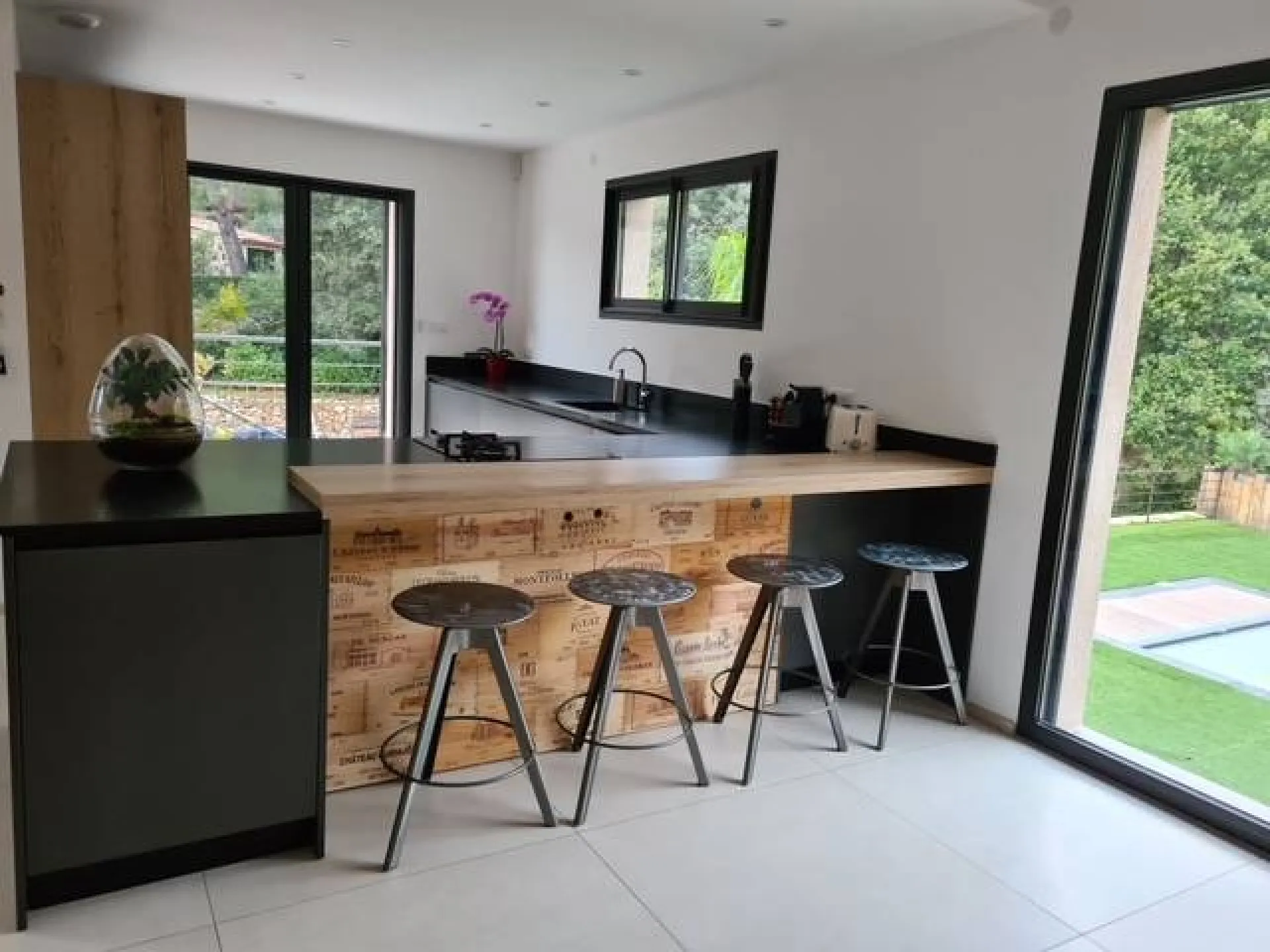 Cuisine moderne de fabrication italienne noire et bois installée à Cassis dans le 13