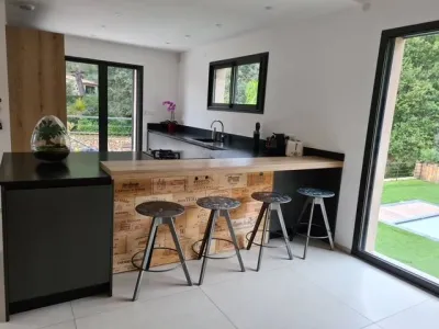 Cuisine moderne de fabrication italienne noire et bois installée à Cassis dans le 13