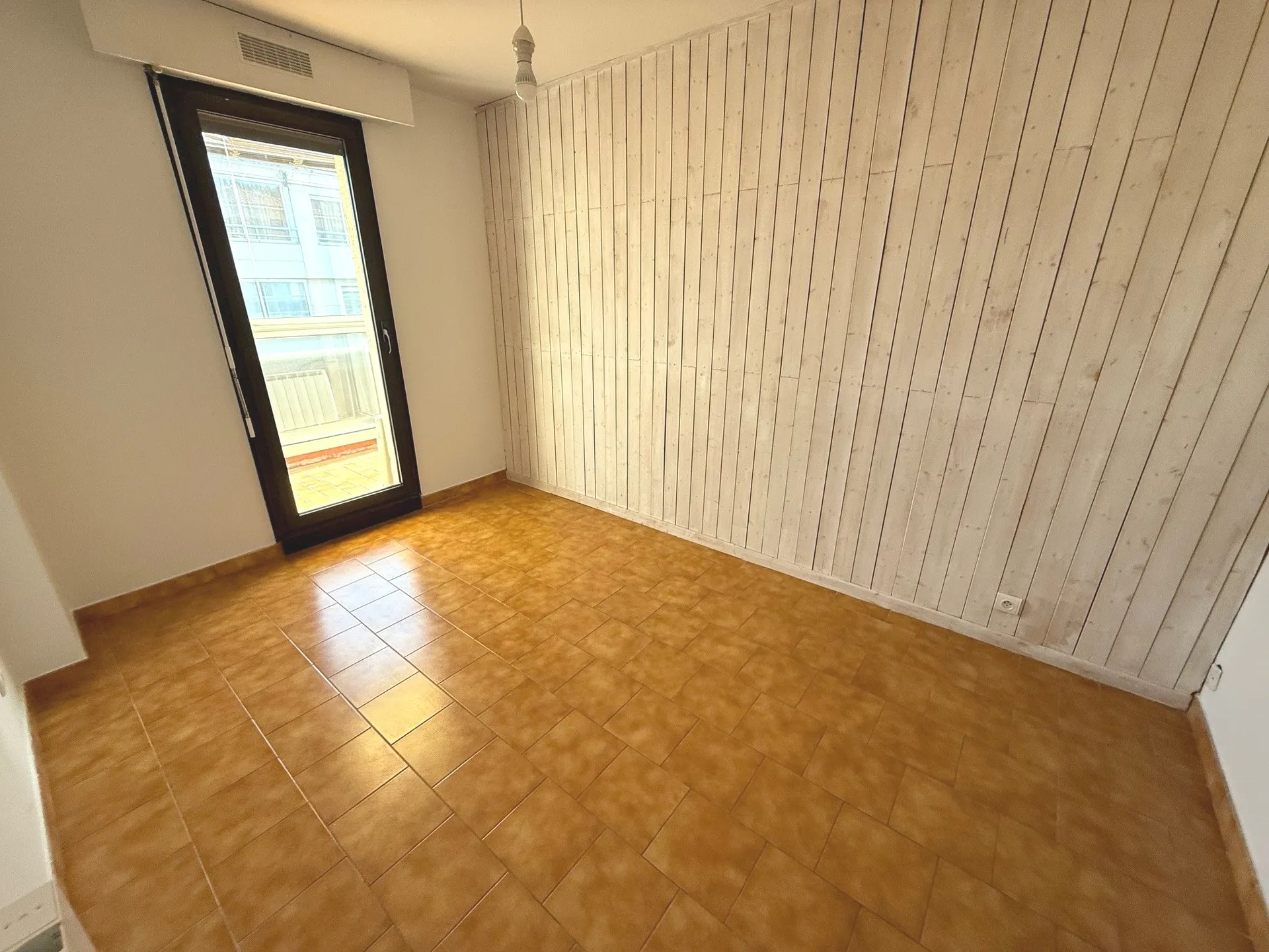 A vendre spacieux appartement avec terrasse dans le centre du village de Roquefort la Bédoule , proche commodités ascenseur + cave + parking