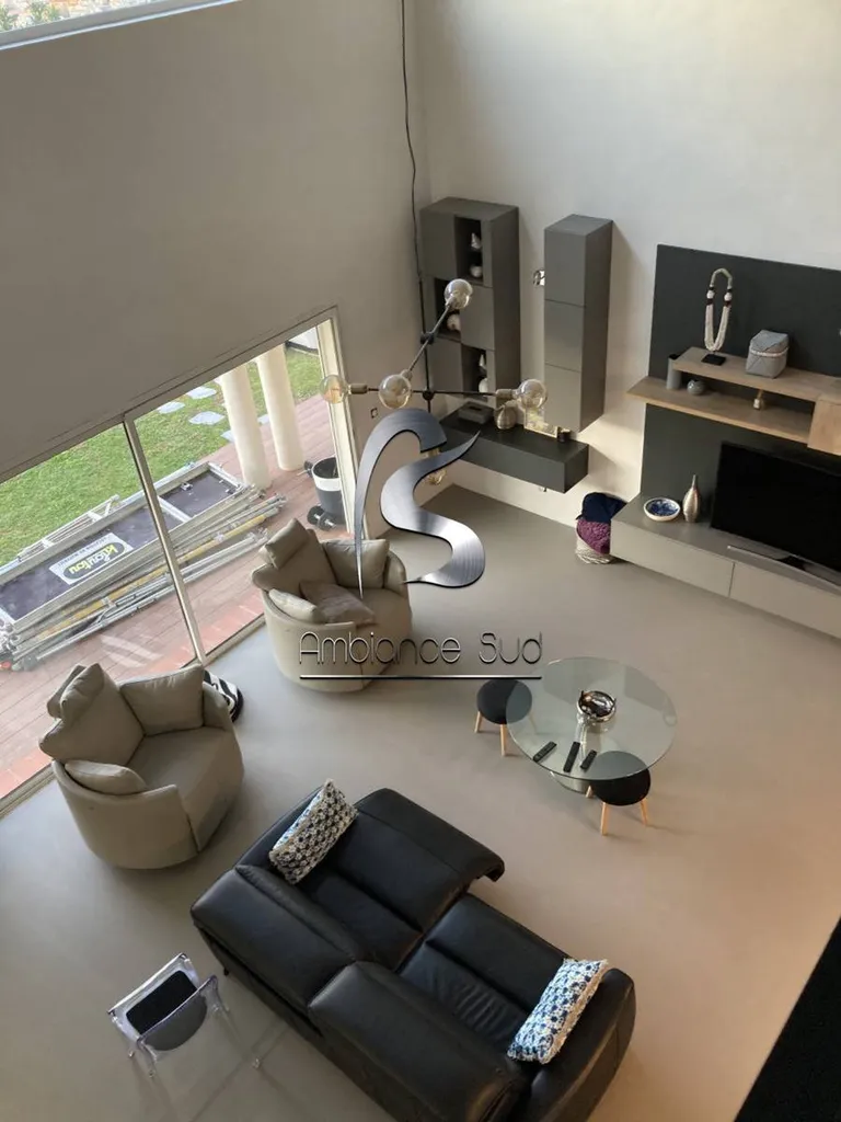 Pose de béton ciré coulé en chape mince fibrée à Roquebrune sur Argens Var 83