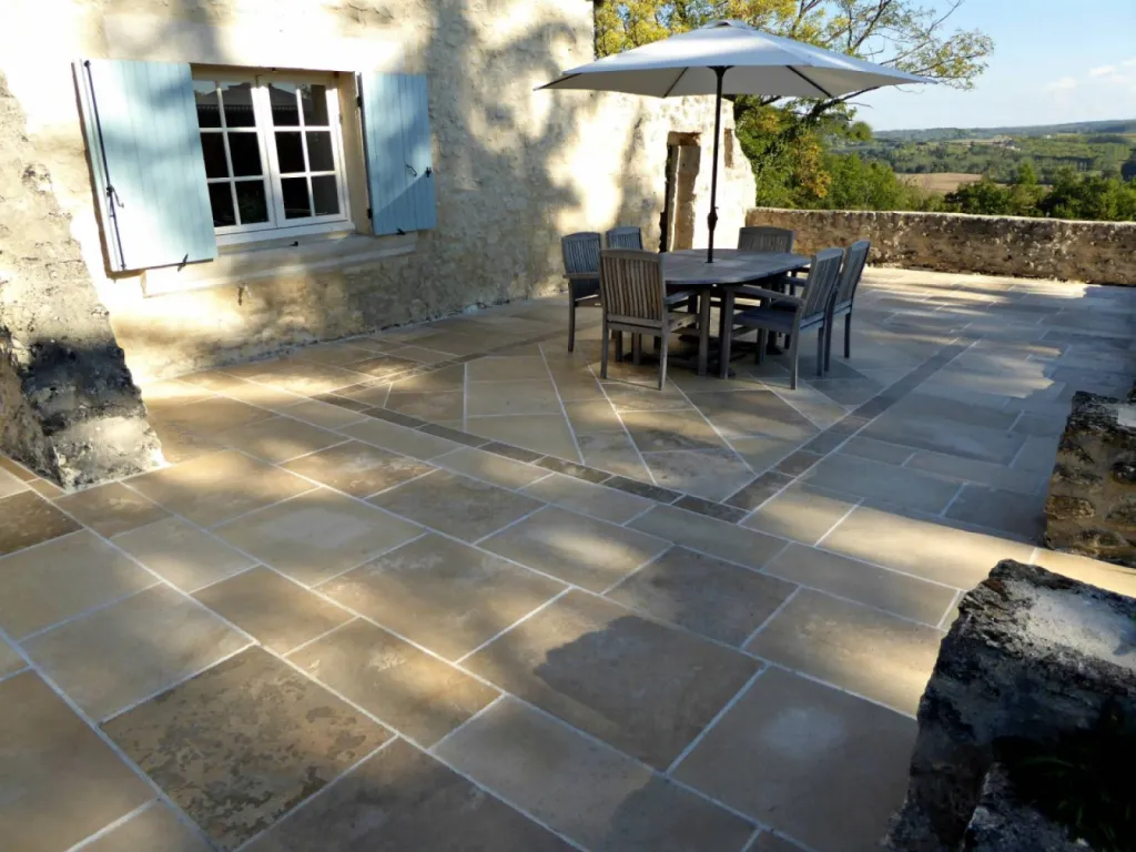 Dallage pierre naturelle de Dordogne pour sol intérieur et sol extérieur, de Paris à Cannes et de Bordeaux à Lyon.