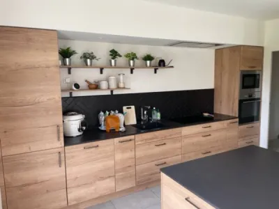 linéaire en dekton avec façade effet bois