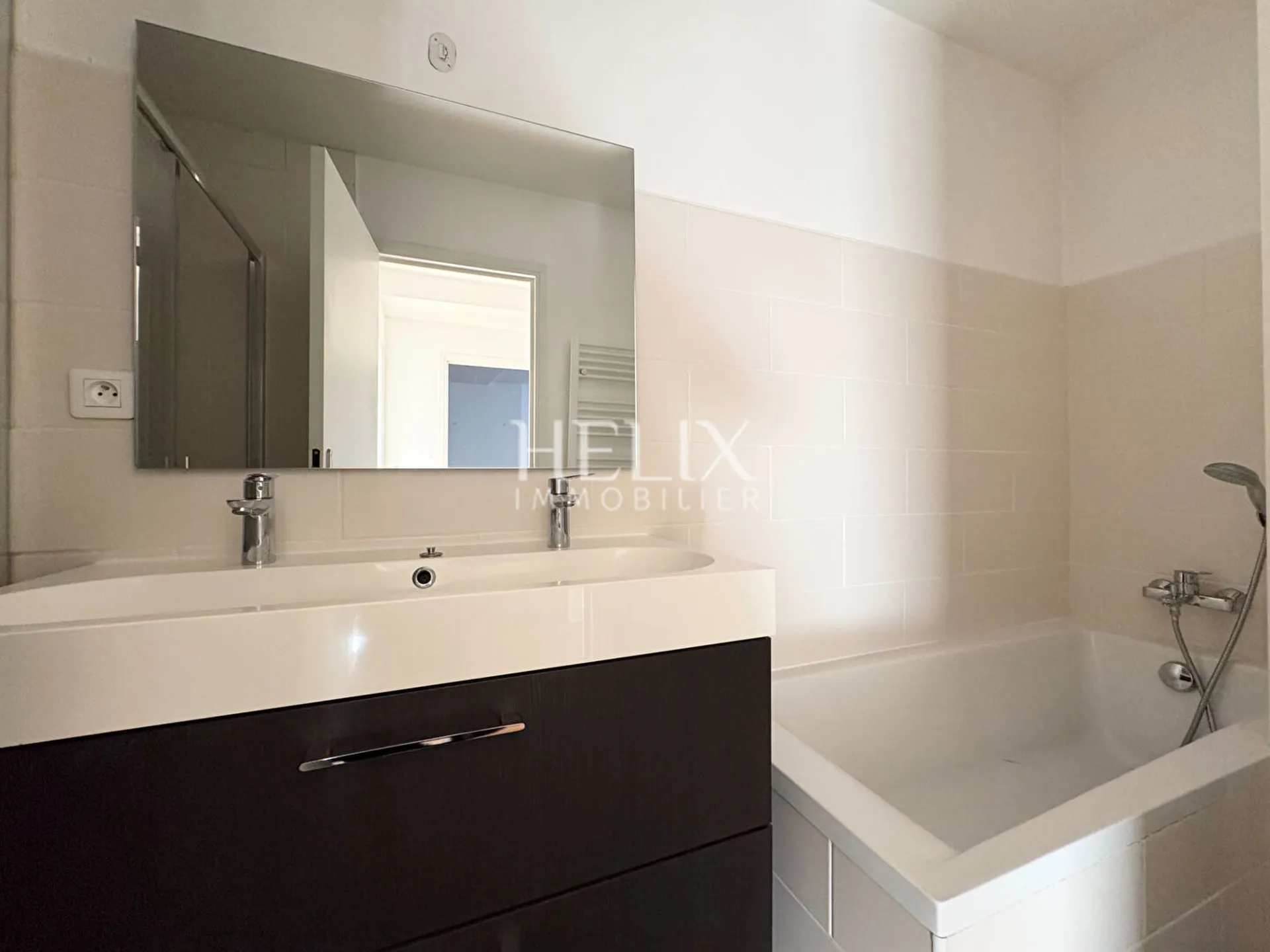 A louer bel appartement 4 pièces de 91,34 M2 avec un balcon de 6 M2 à deux pas de la place du marché, 5 minutes du RER.