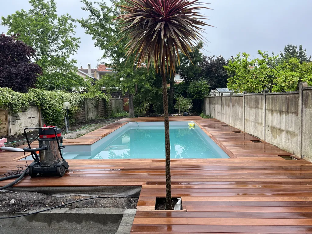 Rénovation de piscine, changement de liner gris clair sur piscine maçonnée avec escalier extérieur
