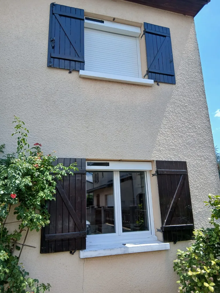 Installation de volets roulants rénovation avec coffre pan coupé, tablier aluminium et motorisation solaire SOMFY à GLEIZE