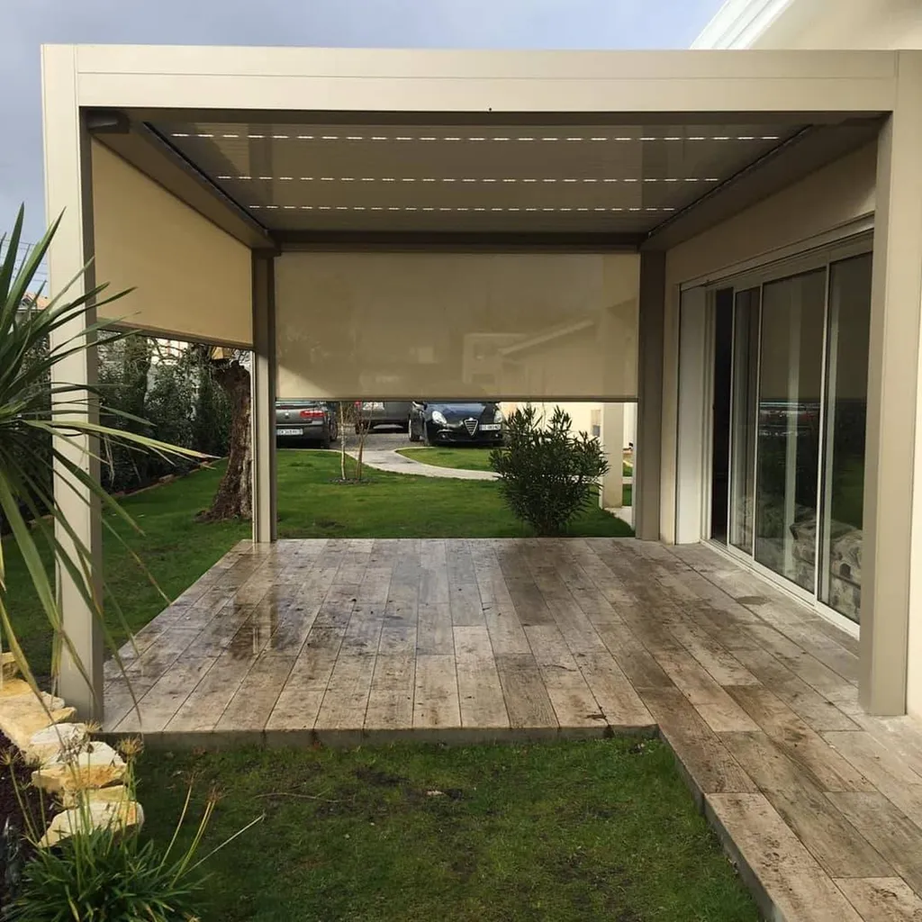 Pergola bioclimatique avec store sur Le Teich