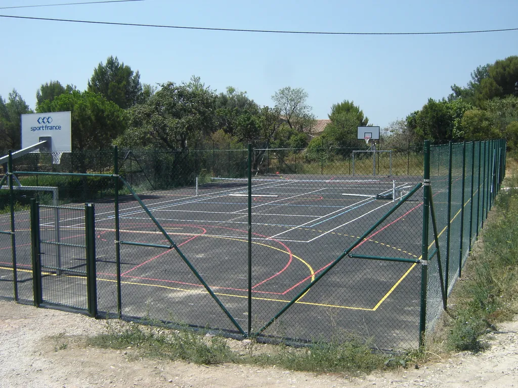 Intégration d'une clôture sportive autour d'un terrain multisport (basket, foot, etc.) avec grande hauteur pour ballon à La Ciotat en PACA