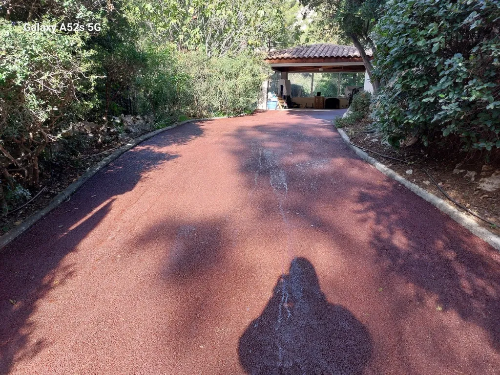 Application d'enrobé rouge sur Marseille dans les Bouches-du-Rhône