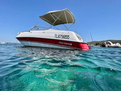 Four Winns Sundowner 235 d'occasion équipé d'un moteur in-bord Mercruiser 260 CV disponible à la vente à La Londe les Maures près de Toulon