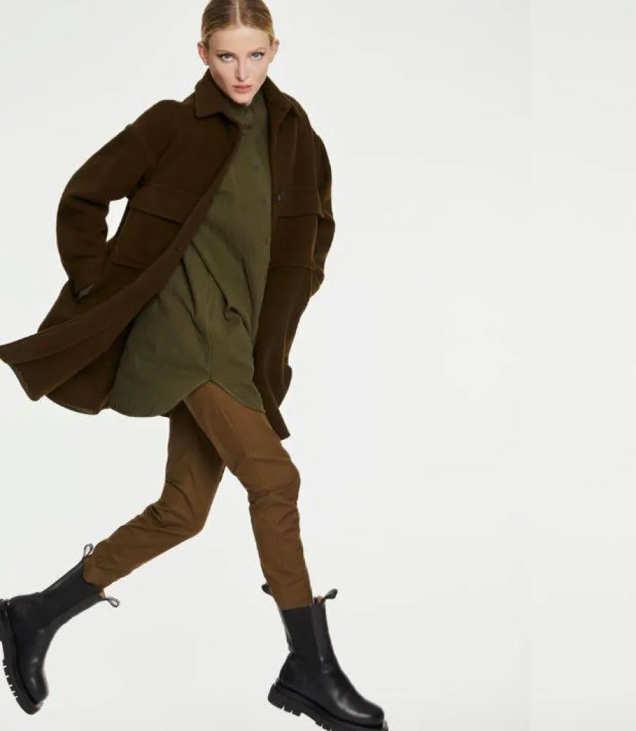 La nouvelle collection Automne-Hiver 2022 Lis Lareida, des pièces lifestyle, intemporelles, un look pointu.