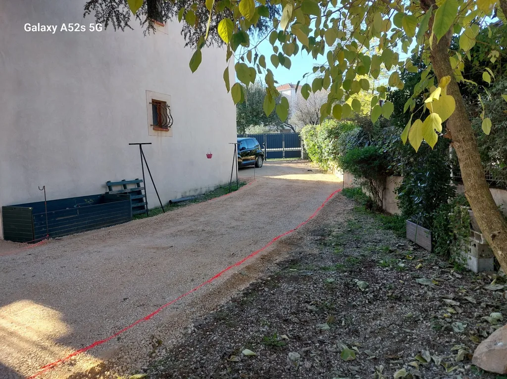 application d'enrobé de bitume noir pour réfection d'un chemin de propriété sur Saint maximin la sainte baume dans ke Var