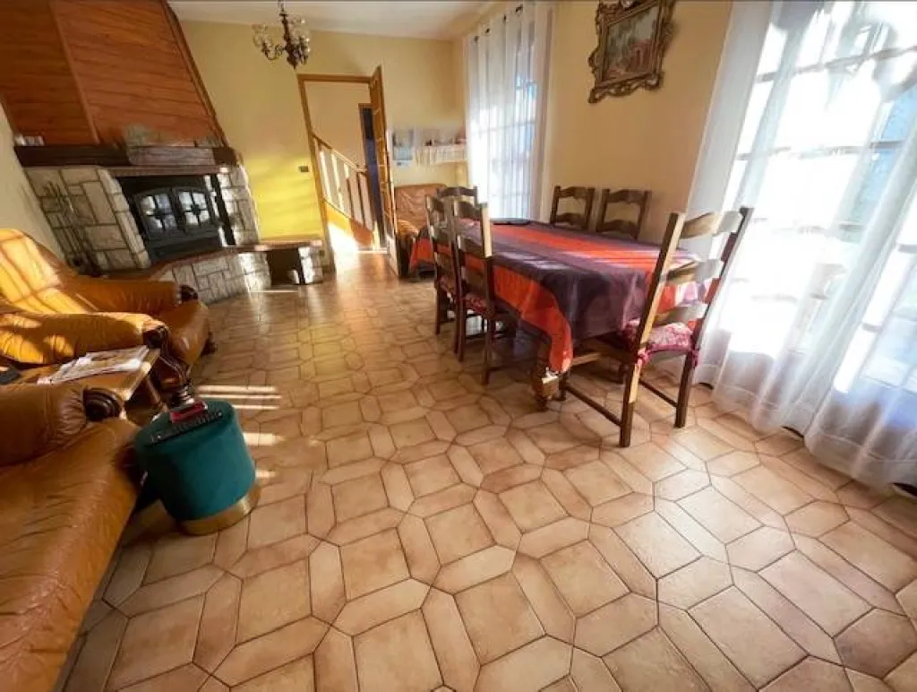 A acheter, pavillon 5 chambres dont 3 au rez de chaussée sur 600m² de terrain avec sous sol sur la commune de CAUDEBEC LES ELBEUF 76320