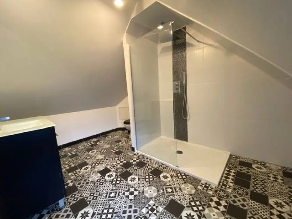 A acheter magnifique longère rénovée de 91m² sur un terrain de 650m² sans vis à vis sur la commune de CAUDEBEC LES ELBEUF 76320