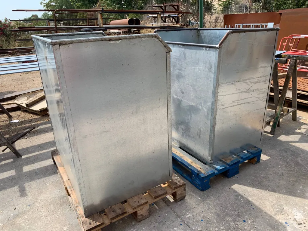 FABRICATION TREMIE TOUTES TAILLES  POUR DECHETTERIE  GALVANISEE SUR MESURE ATELIER CHAUDRONNERIE MARTIGUES 13