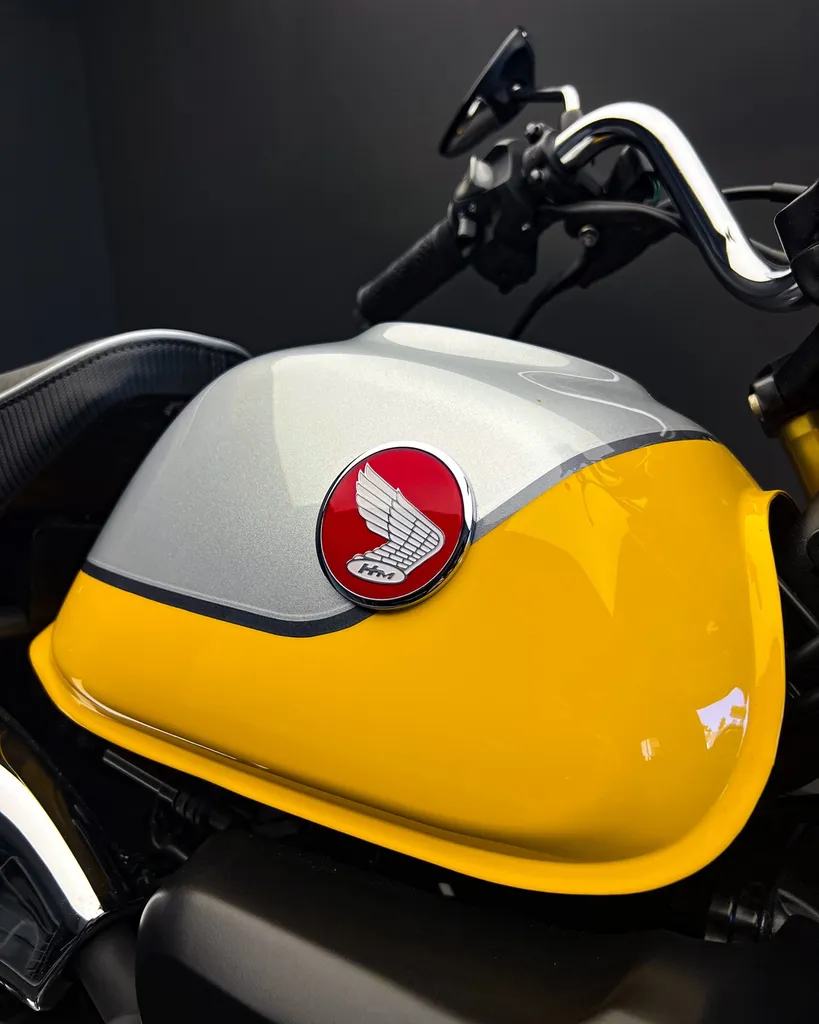 Personnaliser sa Honda Monkey 125 avec une selle de moto sur mesure par DSP Service à Le Mans