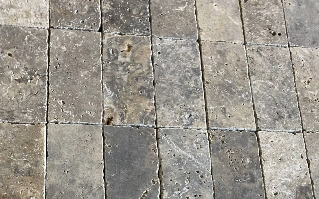 La pierre de Travertin est une roche sédimentaire dure pour dallage extérieur et intérieur, margelle, escalier