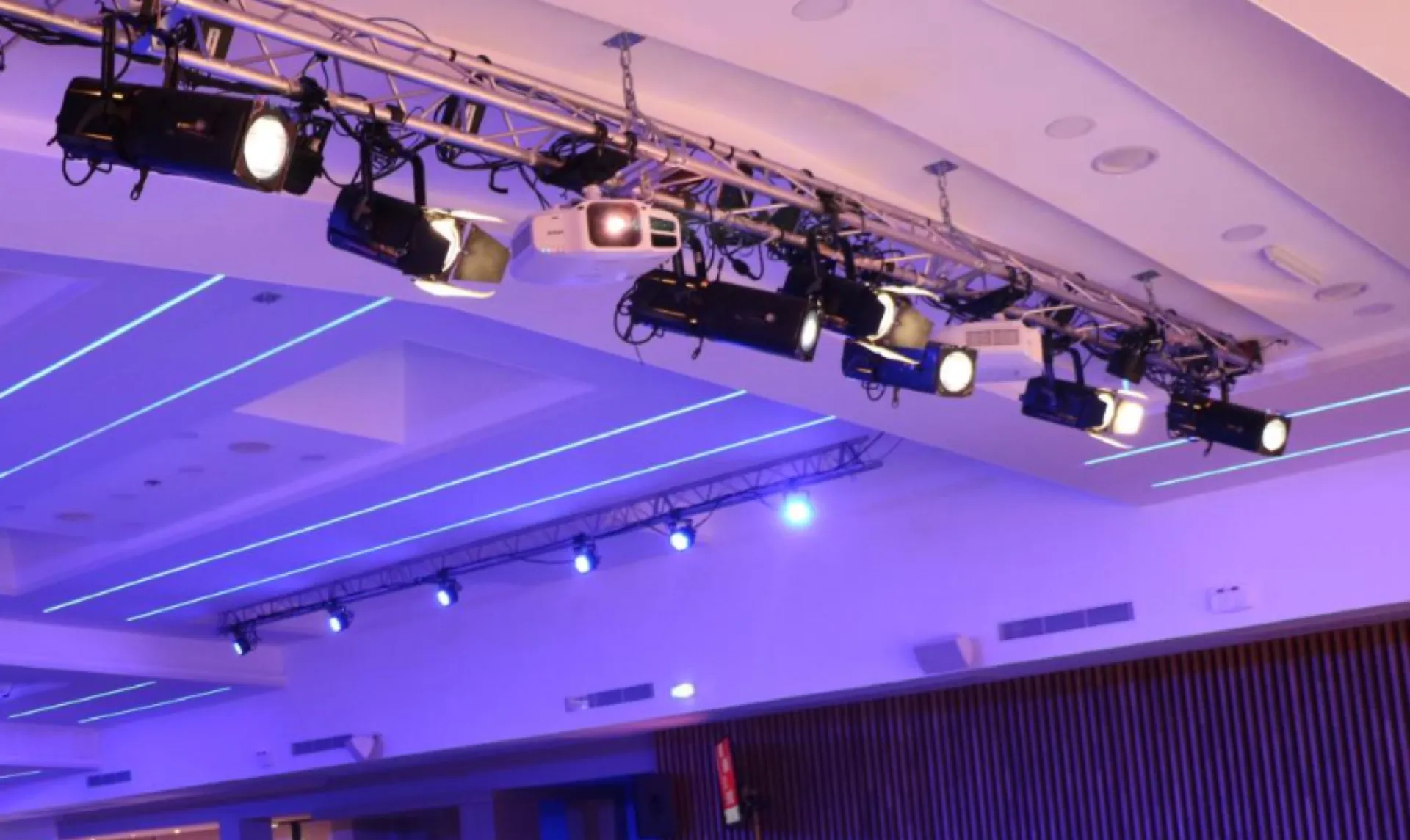 location fixation pour videoprojecteur à Cassis dans les bouches du Rhône