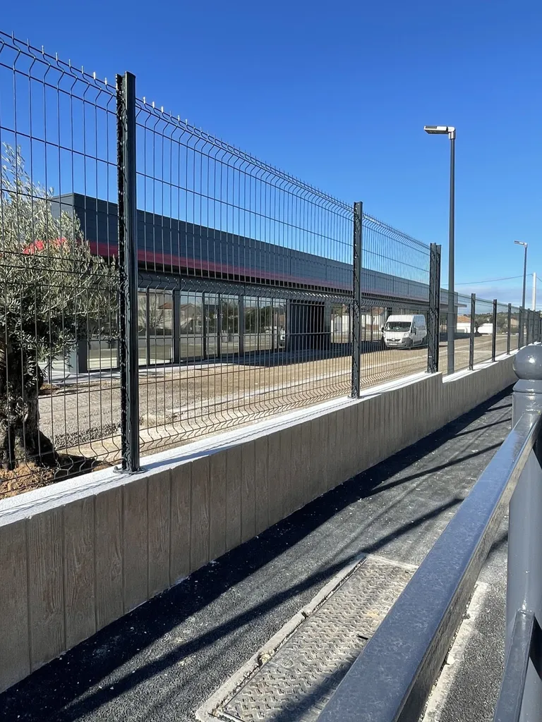 Fermeture et aménagement extérieur pour des locaux commerciaux à Gignac La Nerthe
