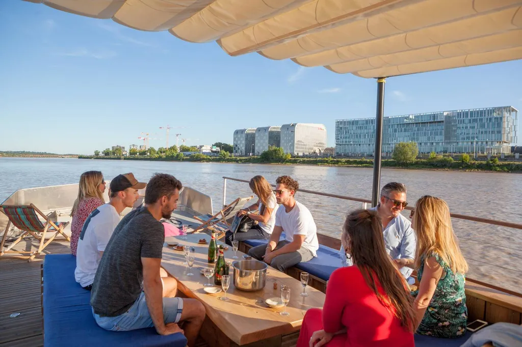 Idée repas entre amis sur un bateau à Bordeaux