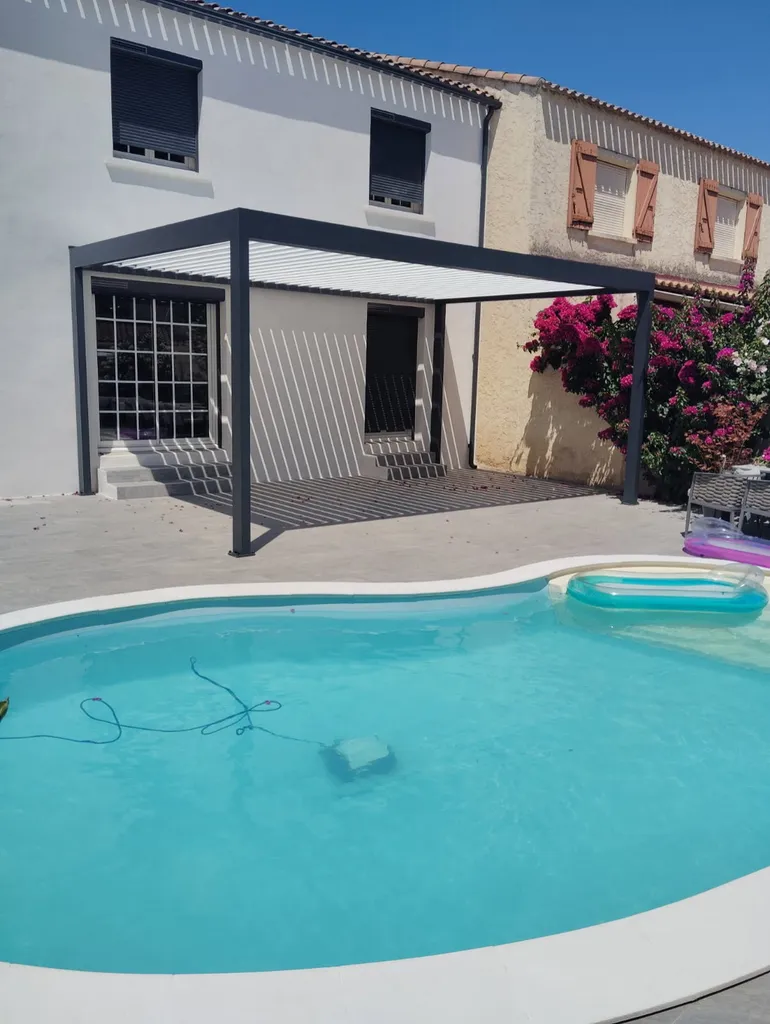 Mise en place d'une Pergola Bioclimatique Marquises modèle IZI sur Sausset Les Pins