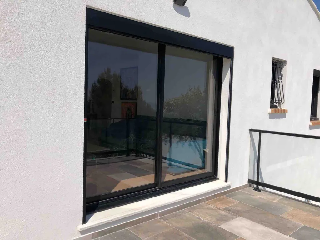 Villa neuve sur Martigues avec menuiseries K-Line et volet Bubendorff ral 9005