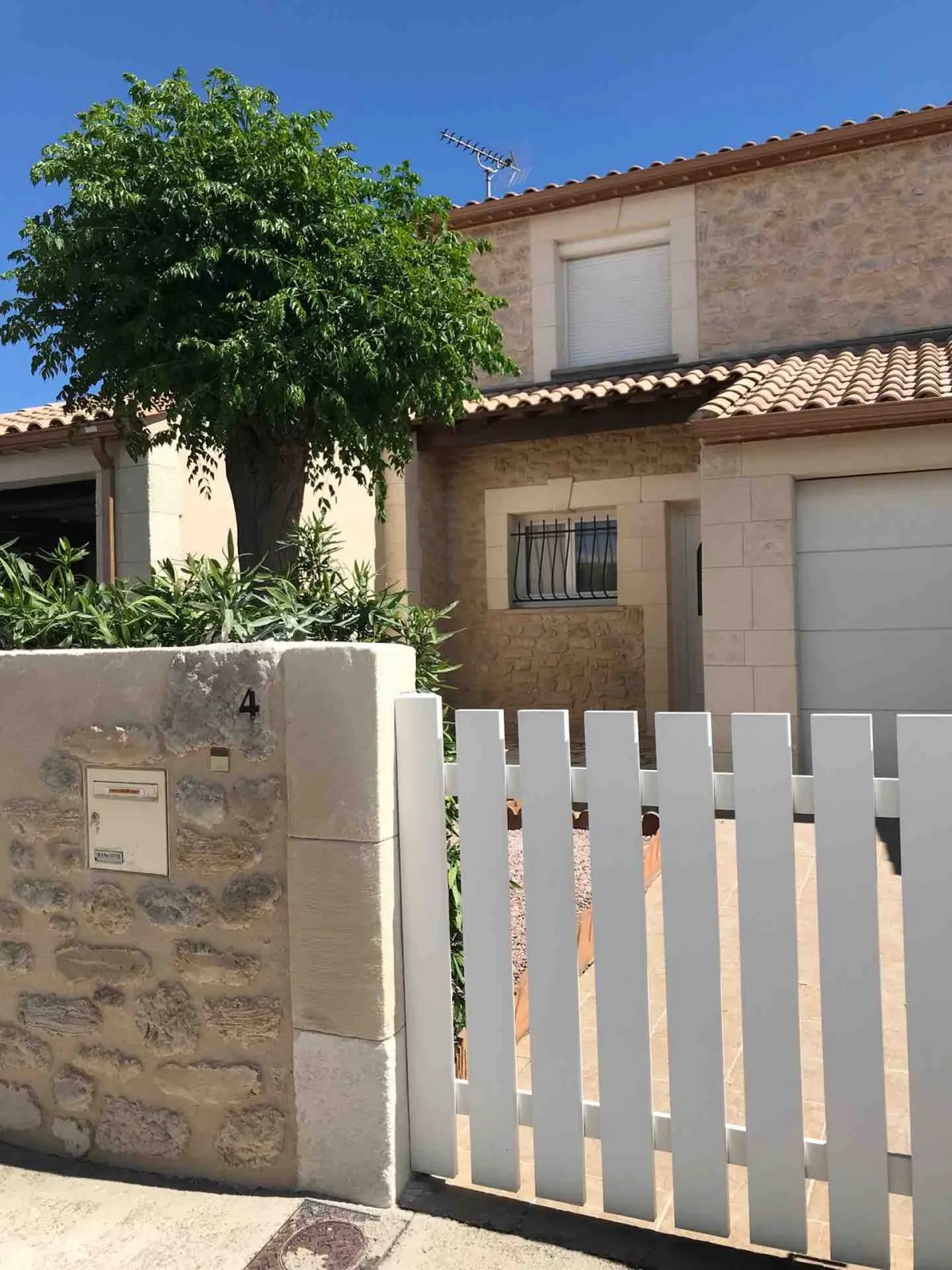 Ravalement d’une façade en effet pierre sur Marseillan proche de Sète