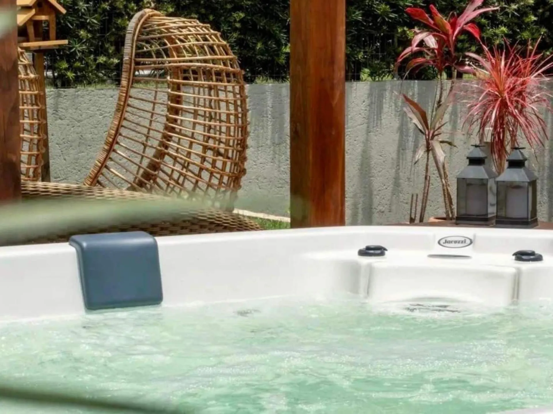 Spa Jacuzzi® 6 places : le modèle idéal pour votre extérieur
