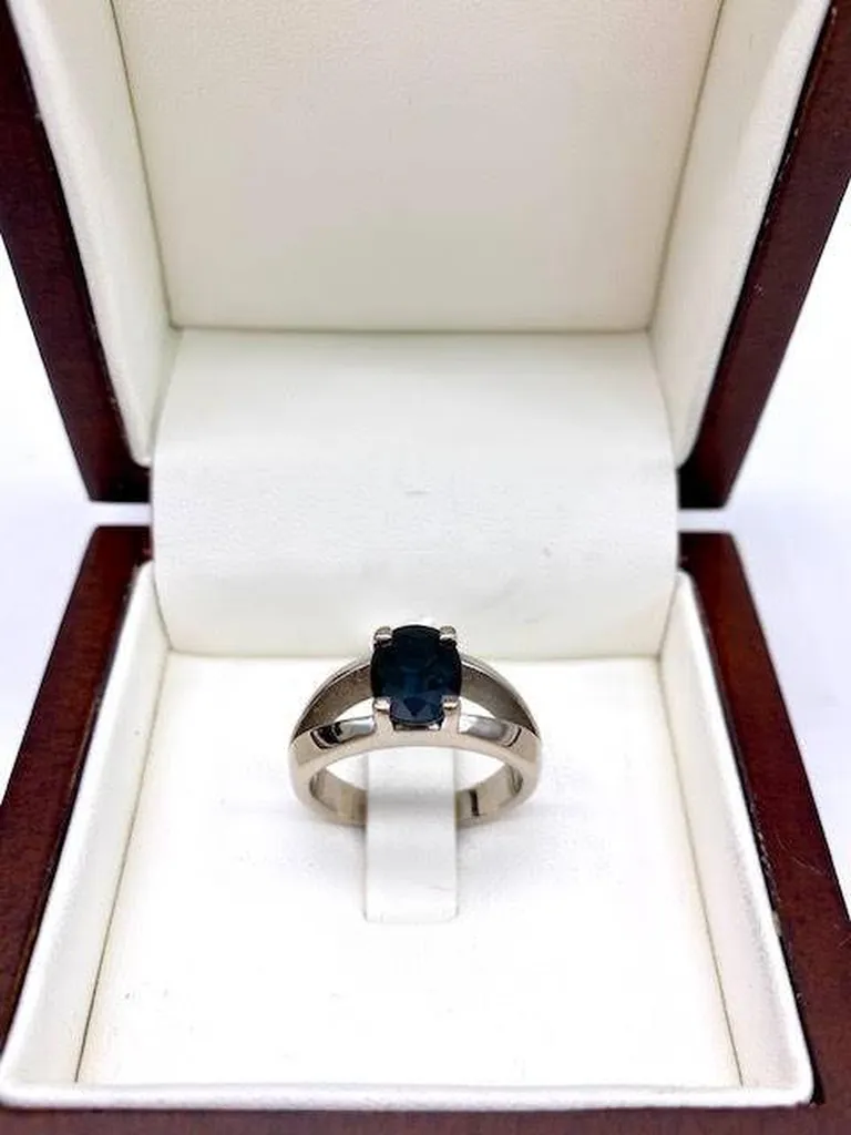 Élégance Intemporelle: Bague Saphir Bleu et Or Blanc chez Or Ligne à La Teste de Buch sur le Bassin d'Arcachon