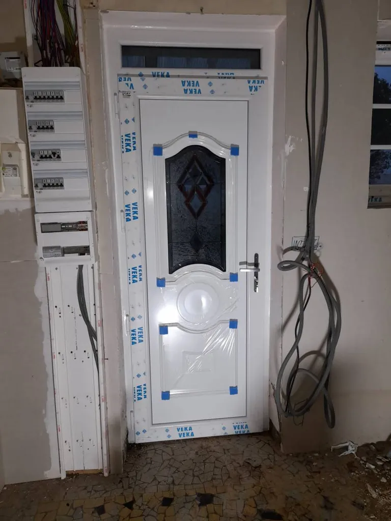 Installation d’une porte d’entrée en PVC avec vitrage décoratif à Villeurbanne 69100