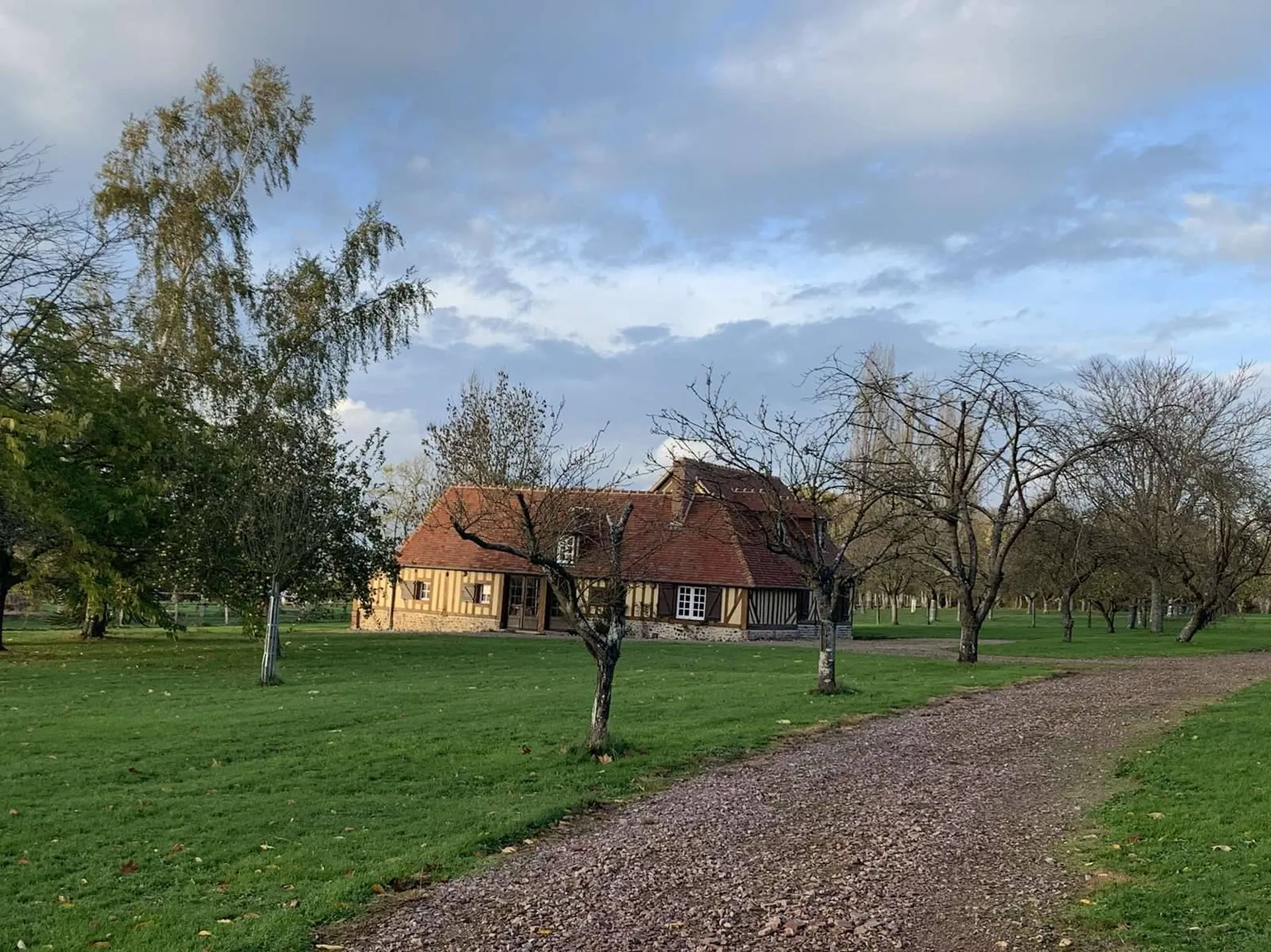 A vendre dans le PAYS D'AUGE (CALVADOS)  : PROPRIETE DE 31 HA avec MAISONS EN COLOMBAGES