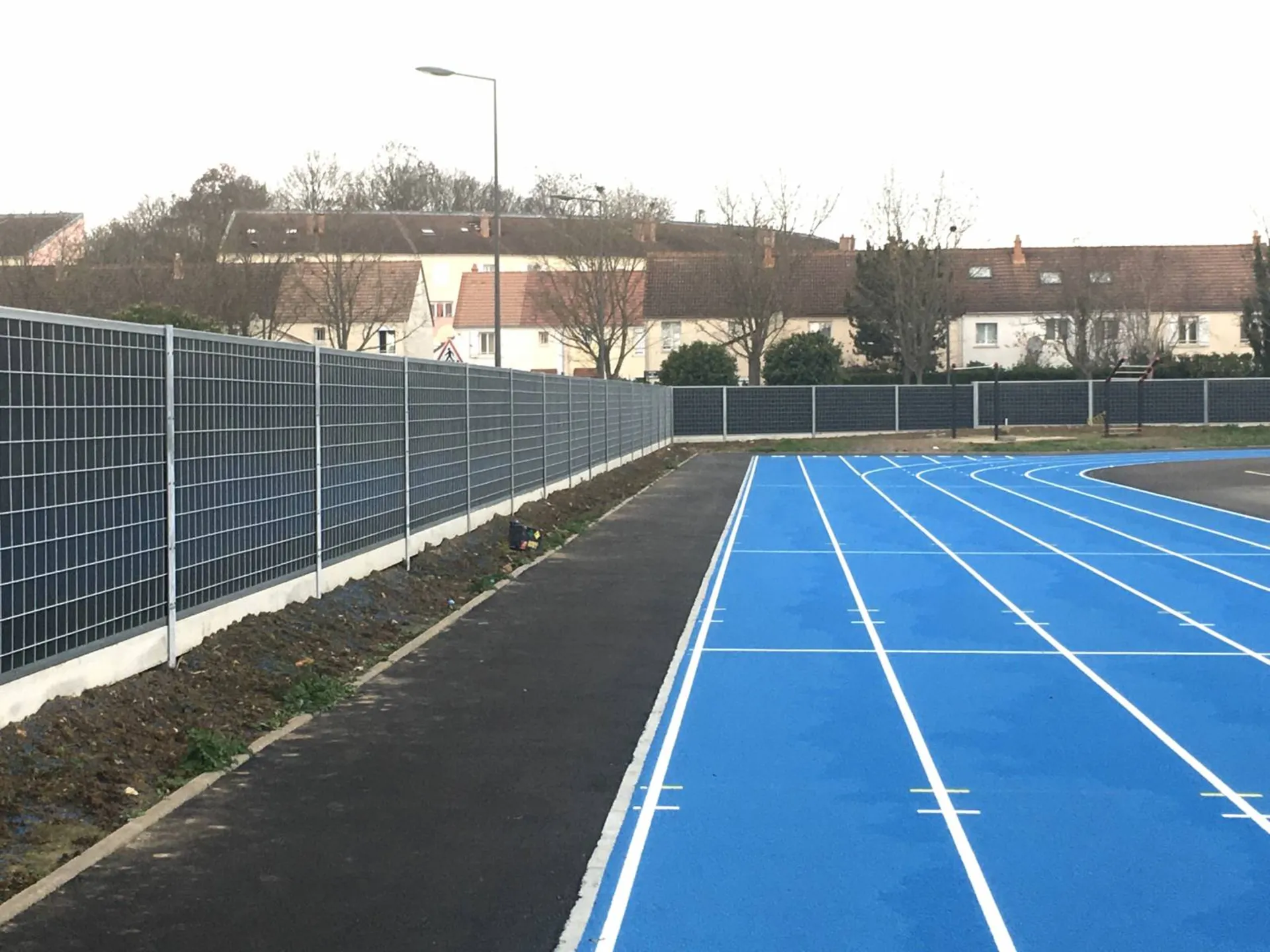 Ecran anti bruit en bordure d'aire de sport pour limiter les nuisances riveraines dans l'Eure