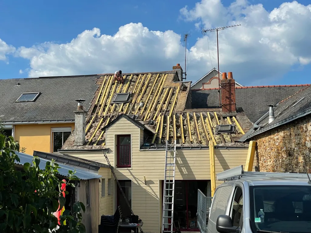 Intervention pour réfection d’une toiture en ardoise suite à des infiltrations à Sautron près de Nantes