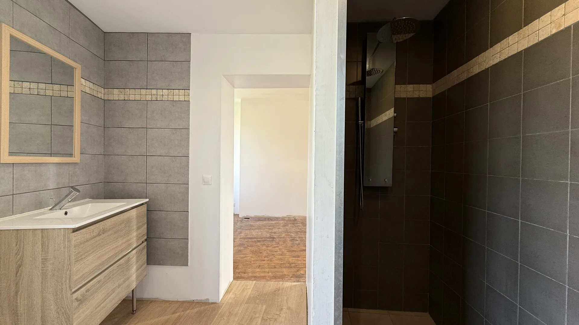 L’étage de l’agrandissement complète cet achat de maison à Neufchâtel-en-Bray avec trois chambres supplémentaires et une salle d’eau avec WC.