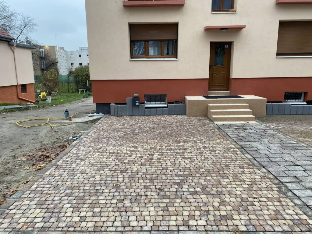 Pose de pavé en pierre naturelle et béton pour une cour de maison à Strasbourg CLK 