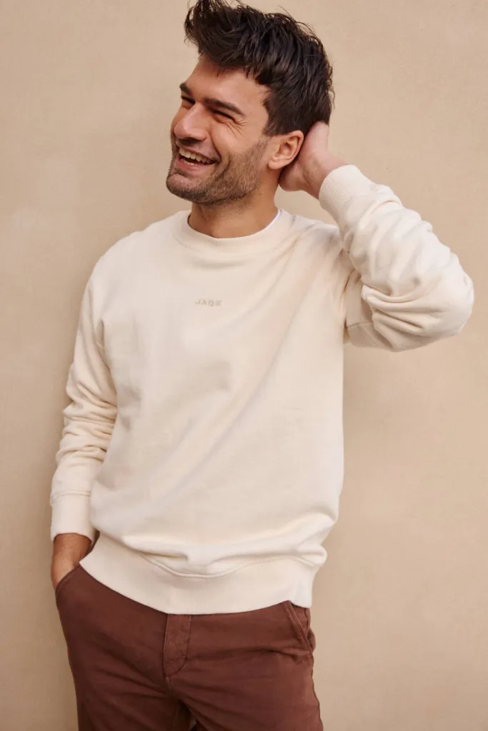 Sweat JAQK Marco Milk en molleton doux. Coupe large, broderie ton sur ton chez La Suite Urban Chic Dieppe.