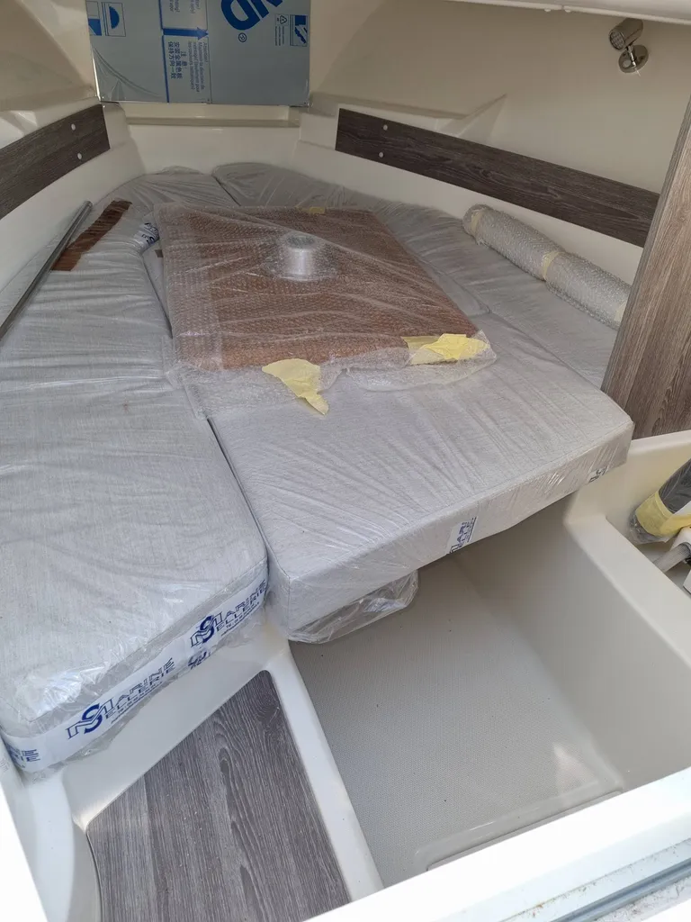 Bateau avec cabine à louer près de Toulon