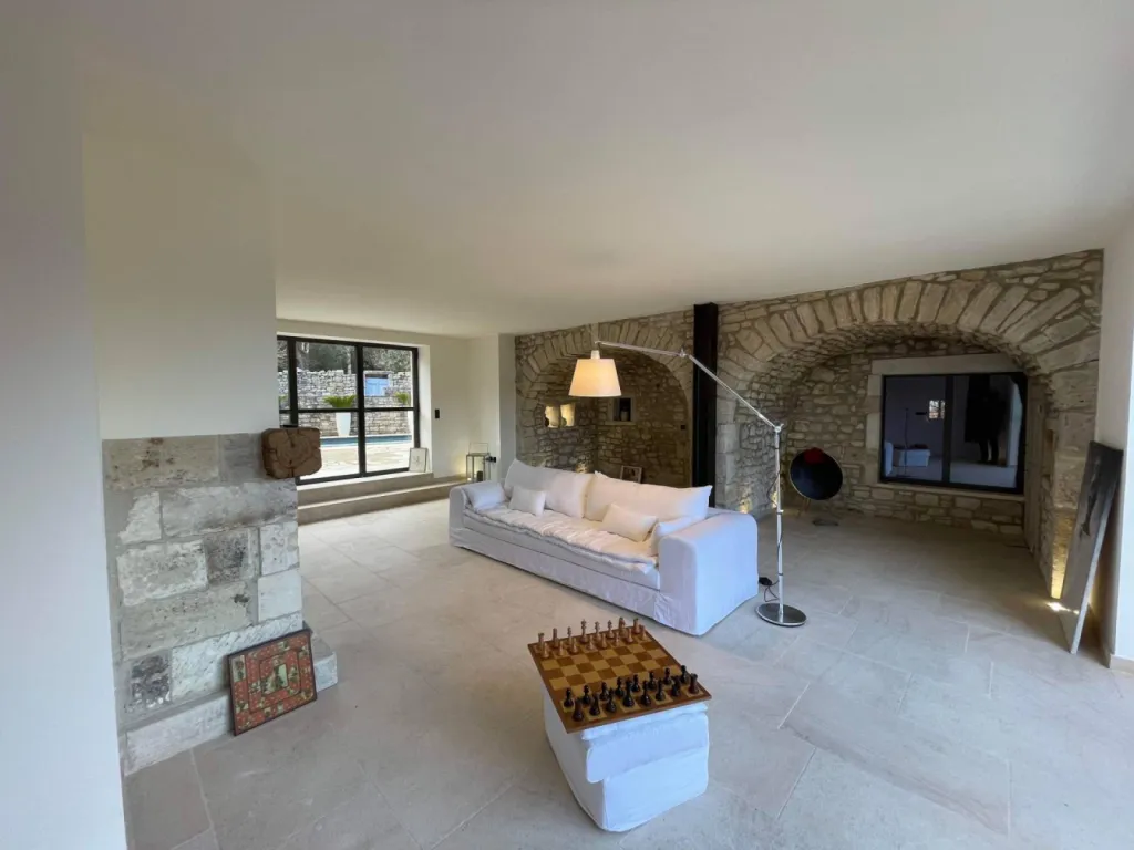 Dallage en pierre de Dordogne clair nuancé entre Alès et Bagnols-sur-Cèze