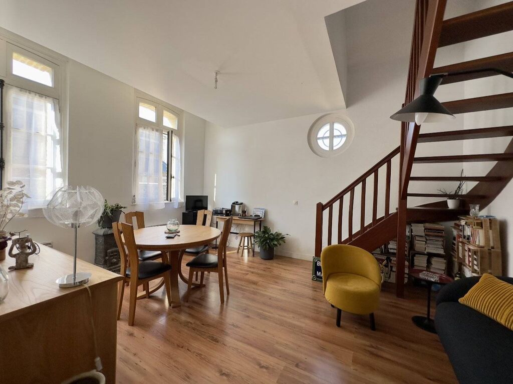 A vendre Appartement en duplex de 59.57m² loi carrez au 1er étage d'une résidence sécurisée avec un emplacement de stationnement privé.