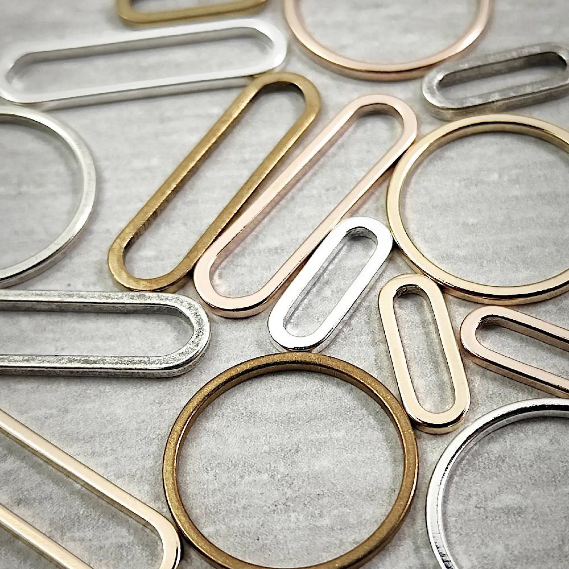 Anneaux fermés pour bijoux fantaisie plaqué or ou plaqué argent