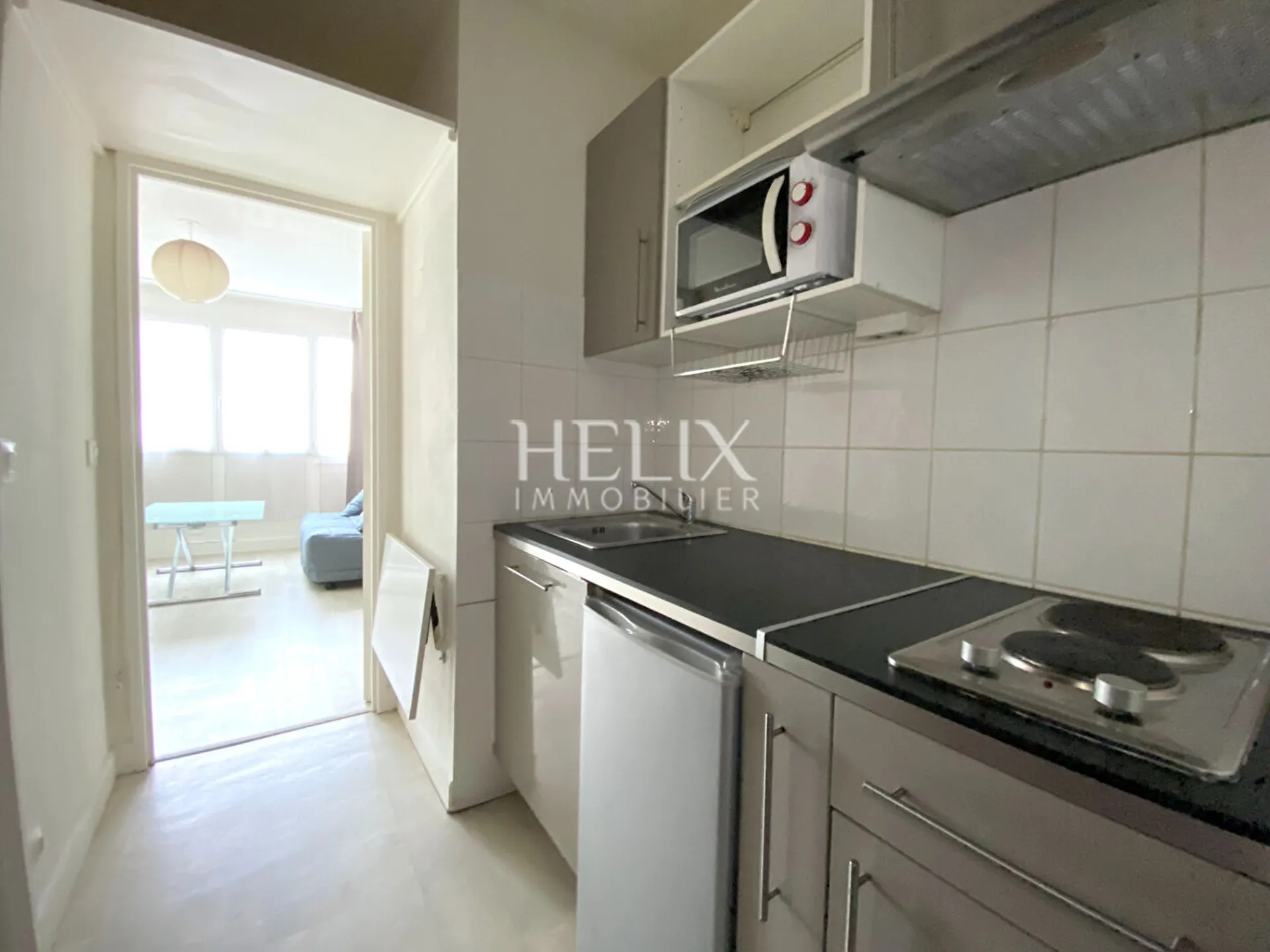 À Louer à Saint Germain-en-Laye, Studio Meublé de 20.26m², avec parking en sous -sol. Proche des écoles et de toutes commodités. 