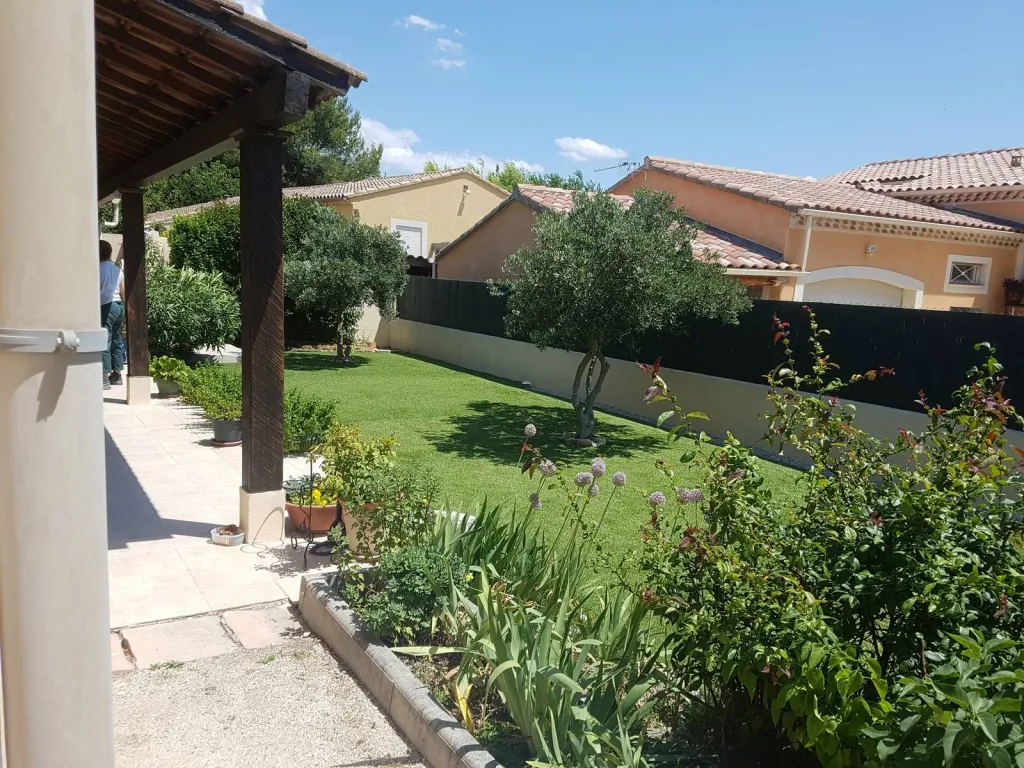 Pose de plaques de gazon synthétique dans le Vaucluse