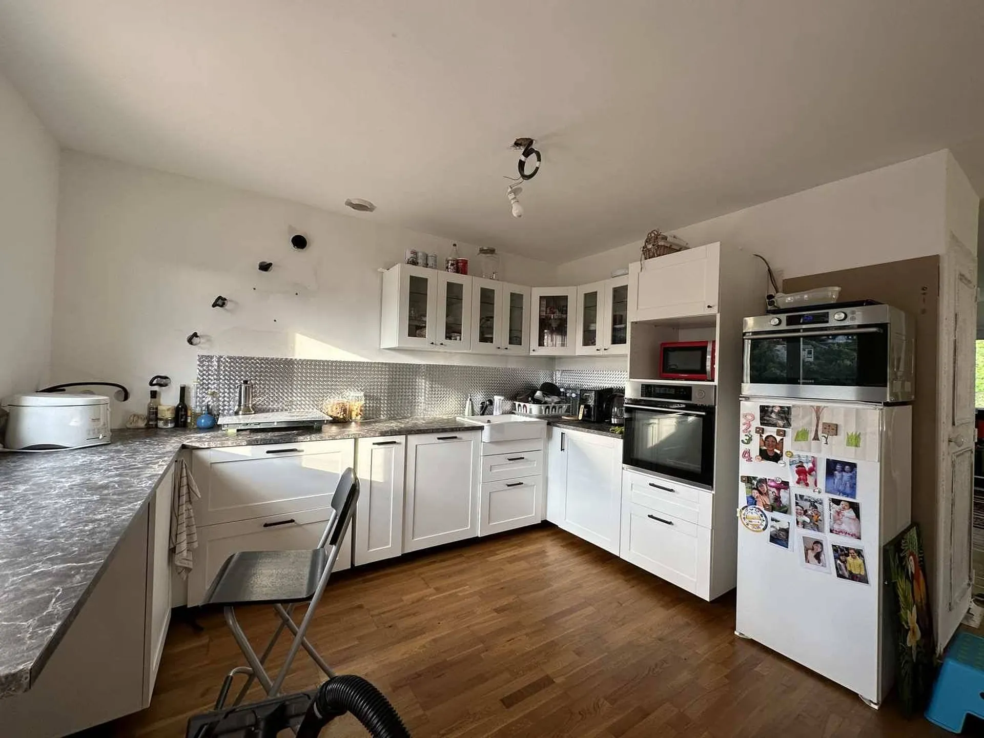 Vends cette maison avec trois chambres, salle de douches et WC à l'étage